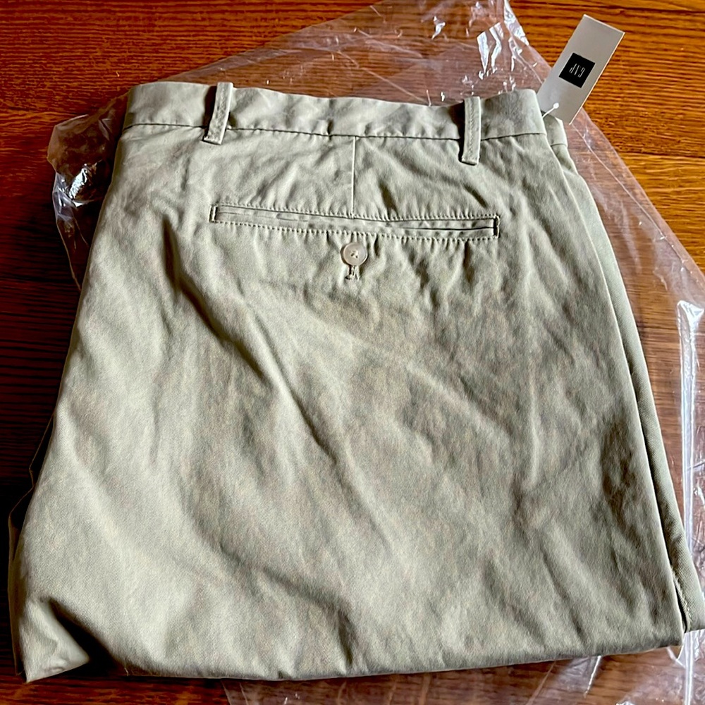 BNWT GAP Straight leg 40x30 MENS KHAKIS